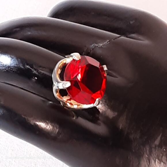 Gold Tone Ring With Big Red Round Stone On Elegant Prong Setting - Picture 2 of 7